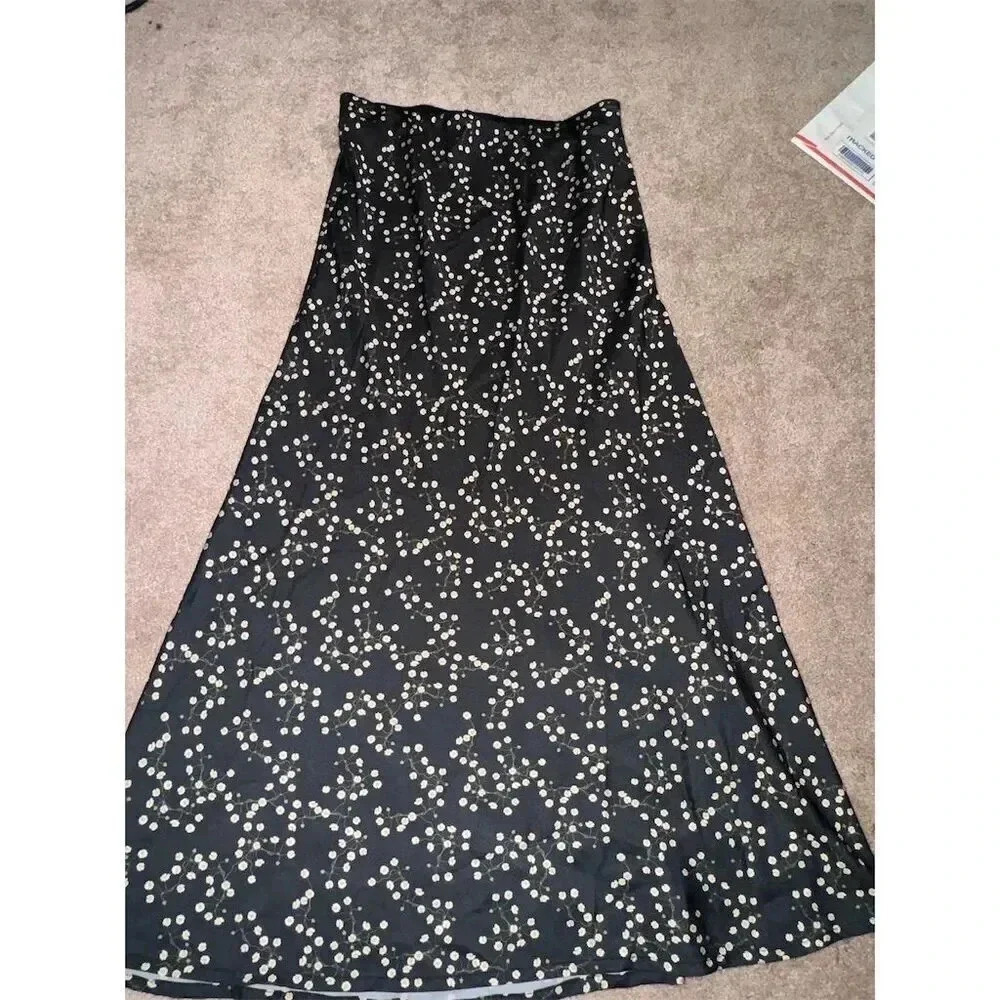 - Urban Outfitters Women's Floral Midi Skirt Black White Flowers Size S/P - Picture 2 of 9